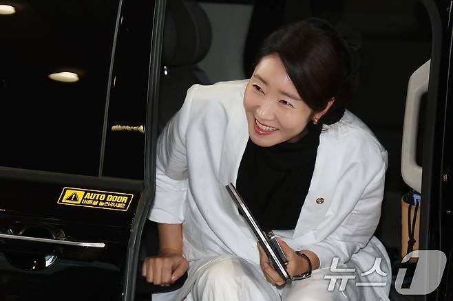 강선우 여성가족부 장관 후보자가 26일 오후 서울 종로구 이마빌딩에 마련된 인사청문회 사무실로 출근하고 있다. 2025.6.26/뉴스1 ⓒ News1 황기선 기자