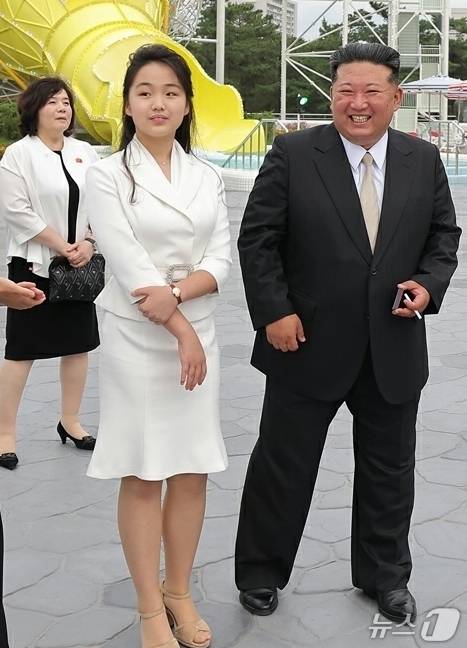 (평양 노동신문=뉴스1) =지난 24일 열린 원산갈마해안관광지구 준공식 현장에서 김정은 노동당 총비서의 딸 주애가 왼쪽 손목에 까르띠에로 추정되는 시계를 착용한 모습 [국내에서만 사용가능. 재배포 금지. DB 금지. For Use Only in the Republic of Korea. Redistribution Prohibited] rodongphoto@news1.kr