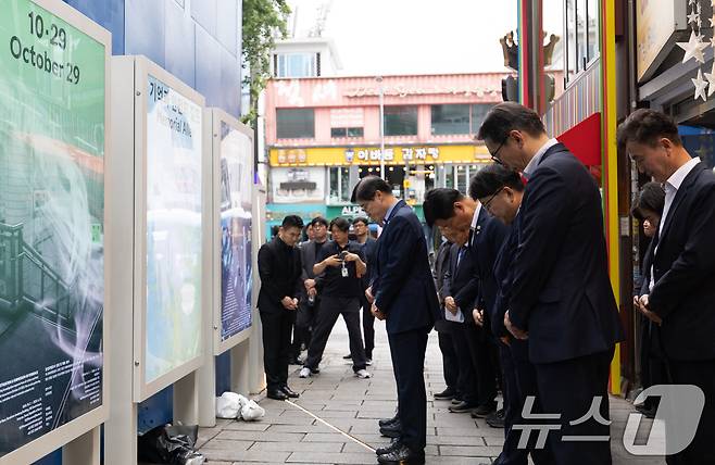 이해식 국정기획위원회 정치행정분과장이 위원들과 함께 26일 오후 서울 용산구 이태원 참사 현장인 '10.29 기억과 안전의 길'을 찾아 희생자들을 추모하고 있다. 2025.6.26/뉴스1 ⓒ News1 이승배 기자