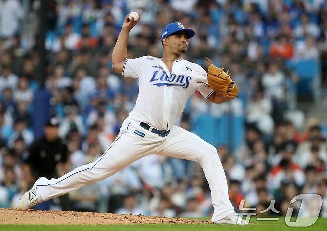 26일 오후 대구 수성구 삼성라이온즈파크에서 열린 프로야구 '2025 신한 SOL뱅크 KBO 리그' 한화 이글스와 삼성 라이온즈의 경기, 삼성 선발 가라비토가 역투하고 있다. 2025.6.26/뉴스1 ⓒ News1 공정식 기자