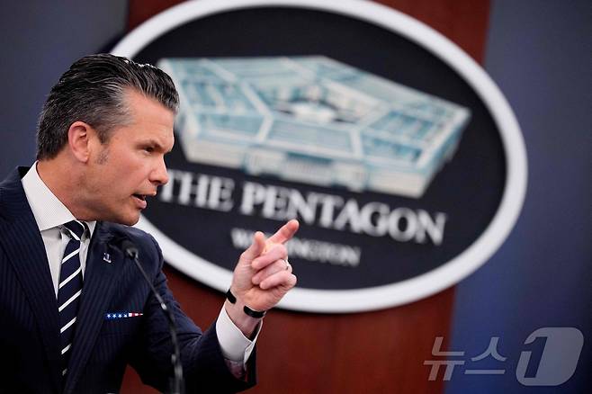 피트 헤그세스 미국 국방부 장관이 22일(현지시간) 버지니아주 알링턴의 펜타곤에서 열린 기자회견에서 발언하고 있다. 도널드 트럼프 미국 대통령은 전날 밤 이란 핵 시설 3곳에 대한 공습 단행 후 대국민 연설을 통해 "이란의 주요 핵 농축 시설은 완전히 파괴됐다＂라고 주장했다. 2025.06.22 ⓒ AFP=뉴스1 ⓒ News1 류정민 특파원