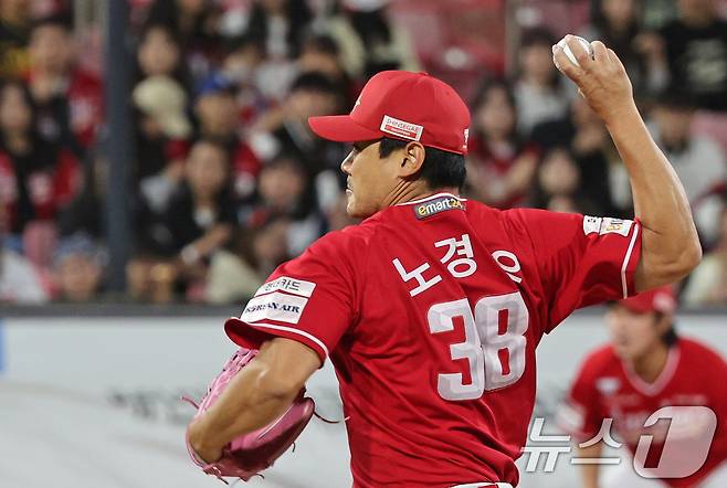 SSG 랜더스 투수 노경은이 26일 열린 KBO리그 잠실 두산 베어스전에서 최고령 통산 100홀드를 달성했다. 뉴스1 DB ⓒ News1 장수영 기자