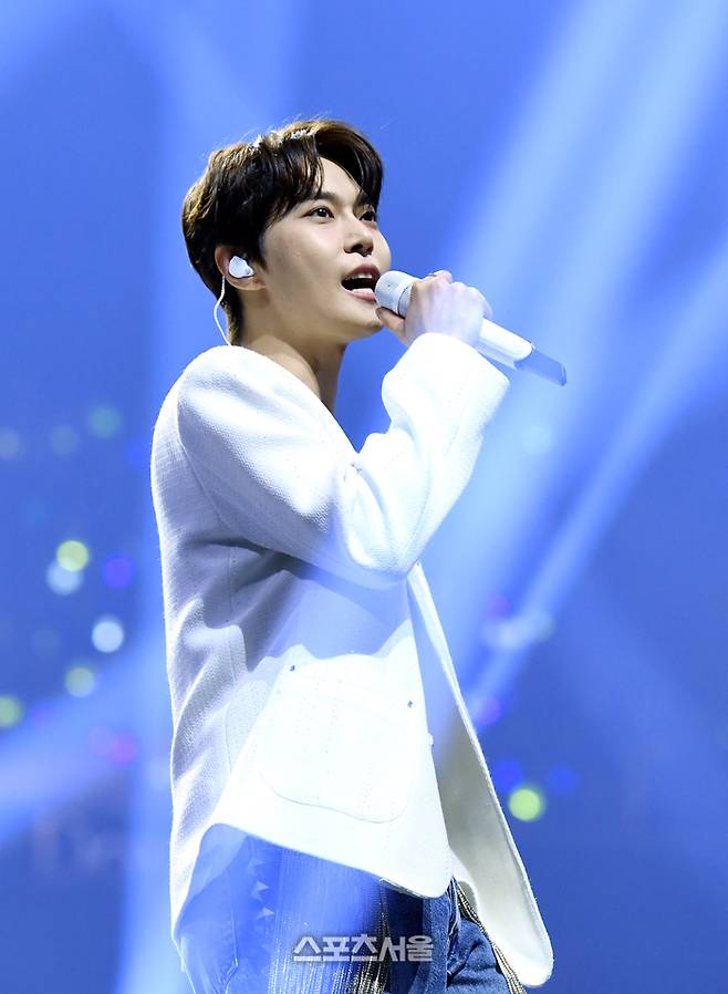 NCT 도영이 21일 오후 인천 중구 인스파이어 아레나에서 열린 제34회 ‘서울가요대상’에서 오프닝 무대를 꾸미고 있다. 2025. 6. 21.  인천 | 박진업 기자 upandup@sportsseoul.com