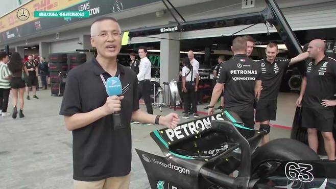 윤재수 해설위원이 지난해 싱가포르 그랑프리에서 현장 해설을 하고 있다. 사진 | 쿠팡플레이