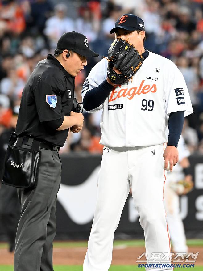 5일 대전 한화생명볼파크에서 열린 KT와 한화의 경기, 4회초 2사 만루 한화 류현진이 KT 안현민 타석을 앞두고 몸의 이상을 호소하며 차정구 심판에게 이야기를 하고 있다. 대전=허상욱 기자wook@sportschosun.com/2025.06.05/