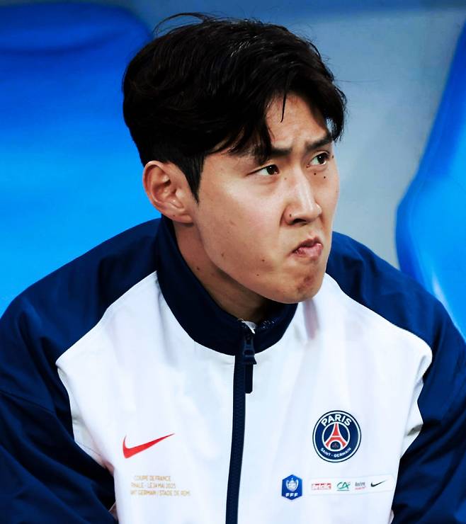 '골든보이' 이강인은 끝내 'PSG 잉여자원' 남게되는 것인가.

최악의 전망이 결국 현실로 되어버린 모양이다. 자신을 벤치에 박아버린 파리생제르맹(PSG)을 떠나 새로운 기회를 모색하던 이강인의 도전이 좌절되고 말았다. 최근까지도 가장 적극적으로 이강인의 영입을 추진했던 이탈리아 세리에A 나폴리가 사실상 이강인에 대한 관심을 접었다는 보도가 나왔다. 

특히나 이적 소식에 정통해 '1티어 기자'로 평가받는 잔루카 디 마르지오 스카이스포츠 이탈리아 기자와 이강인의 PSG행을 처음으로 정확히 보도했던 스페인 매체 렐레보의 마테오 모레토 기자가 연이어 나폴리의 이강인 포기 소식을 전했다. 이건 거의 99% 확정적이라는 뜻이다. 나폴리는 이강인 영입을 포기했다.

사진=SNS