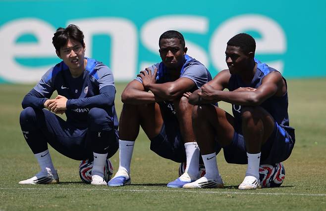 '골든보이' 이강인은 끝내 'PSG 잉여자원' 남게되는 것인가.

최악의 전망이 결국 현실로 되어버린 모양이다. 자신을 벤치에 박아버린 파리생제르맹(PSG)을 떠나 새로운 기회를 모색하던 이강인의 도전이 좌절되고 말았다. 최근까지도 가장 적극적으로 이강인의 영입을 추진했던 이탈리아 세리에A 나폴리가 사실상 이강인에 대한 관심을 접었다는 보도가 나왔다. 

특히나 이적 소식에 정통해 '1티어 기자'로 평가받는 잔루카 디 마르지오 스카이스포츠 이탈리아 기자와 이강인의 PSG행을 처음으로 정확히 보도했던 스페인 매체 렐레보의 마테오 모레토 기자가 연이어 나폴리의 이강인 포기 소식을 전했다. 이건 거의 99% 확정적이라는 뜻이다. 나폴리는 이강인 영입을 포기했다.

<저작권자(c) 연합뉴스, 무단 전재-재배포, AI 학습 및 활용 금지