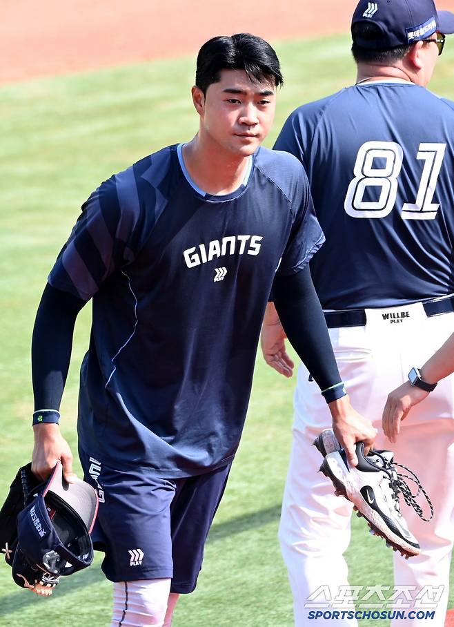 17일 부산 사직야구장에서 열린 한화와 롯데의 경기, 윤성빈이 훈련을 마치고 발걸음을 옮기고 있다. 부산=허상욱 기자wook@sportschosun.com/2025.06.17/
