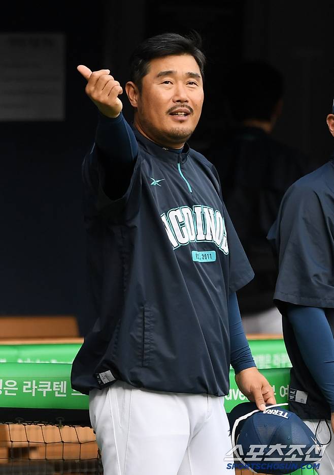 19일 잠실구장에서 열린 LG 트윈스와 NC 다이노스의 경기. NC 이호준 감독이 LG 선수들과 인사를 나누고 있다. 잠실=박재만 기자 pjm@sportschosun.com/2025.06.19/