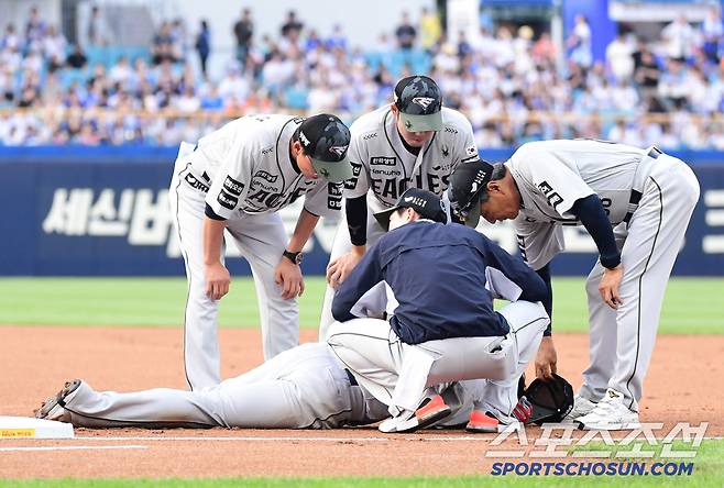 1회 수비 도중 부상을 당한 채은성.