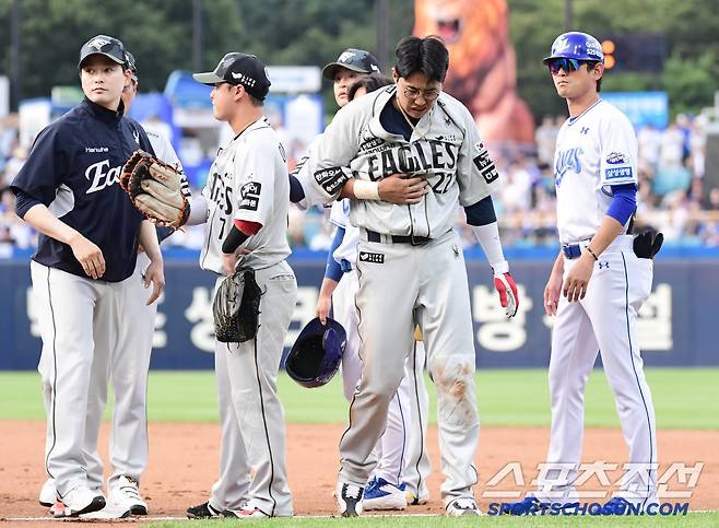 교체되고 있는 한화 채은성 1루수.