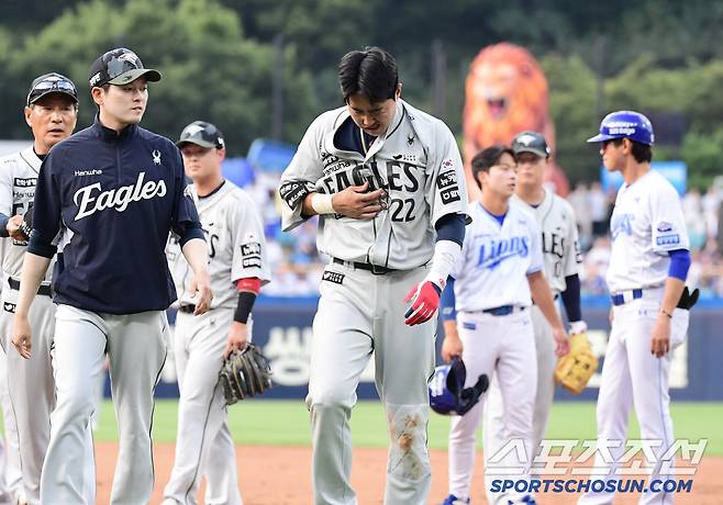 가슴을 부여잡고 교체되는 채은성.