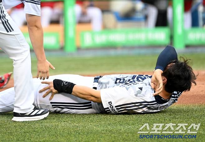 다리를 부여잡고 고통 호소