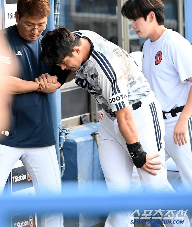 부축을 받으며 더그아웃으로