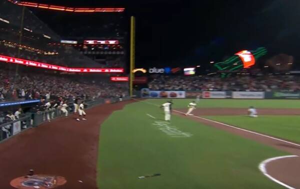 이정후에게 홈으로 달릴 것을 지시하는 맷 윌리엄스 3루 주루 코치. ⓒ현지 중계화면 캡쳐