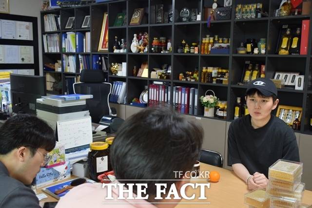 도시 생활을 정리하고 고향으로 돌아와 부모님과 함께 양봉업에 종사하는 박정현 씨가 지난달 21일 경북 산청군 자신의 사무실에서 <더팩트>와 인터뷰하는 모습. 그는 "아무런 기반 없이 귀촌을 고민하는 청년분들은 진지하게 다시 고민해 볼 필요가 있다"라고 말했다. /산청=이철영 기자