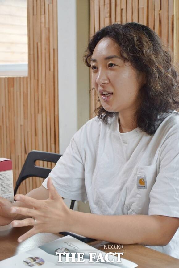 지난달 22일 경남 의령군에서 만난 성나겸(35) 드레스푸드 대표는 부모님과 함께 가내수공업으로 된장·고추장·각종 청 등을 가내수공업으로 만드는 청년 일꾼이다. /의령=이철영 기자