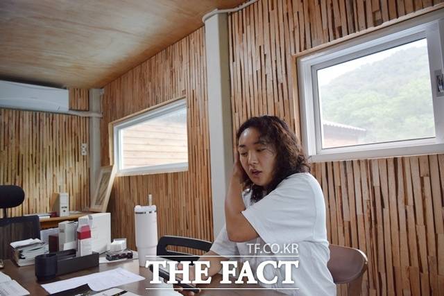 도시 생활을 정리하고 고향으로 돌아와 부모님과 함께 양봉업에 종사하는 성나겸 씨가 지난달 22일 경북 의령군 자신의 사무실에서 <더팩트>와 인터뷰하는 모습. /이철영 기자