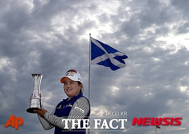 박인비가 2015년 리코위민스브리티시오픈에서 우승한 뒤 트로피를 들고 포즈를 취하고 있는 모습. 박인비는 이 대히 우승으로 커리어그랜드슬램을 완성했다. /AP.뉴시스