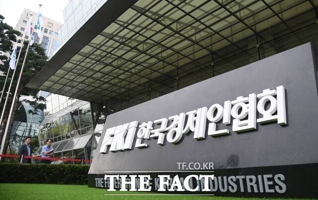 한국경제인협회는 26일 여론조사기관 모노리서치에 의뢰해 전국 자영업자 500명을 대상으로 실시한 2025 자영업자 경영 환경 인식 조사에서 자영업자 10명 중 6명이 전년 대비 악화했다고 응답했다고 밝혔다. /이새롬 기자