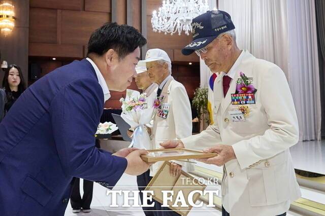 아산시는 25일 아산터미널웨딩홀에서 '그들이 지켜낸 어제, 우리가 피워낼 내일'을 주제로 6·25전쟁 제75주년 행사를 개최했다./아산시