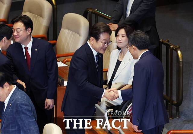 추경호 전 국민의힘 원내대표와 인사하는 이재명 대통령.