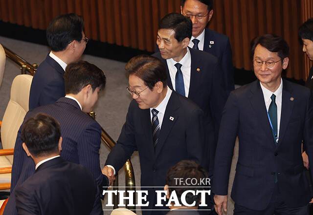 이재명 대통령이 26일 서울 여의도 국회에서 열린 본회의에서 추가경정예산 시정연설을 마친 뒤 김용태 국민의힘 비상대책위원장 등 의원들과 인사를 하고 있다. /국회사진기자단