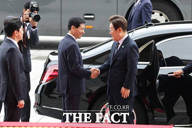 이재명 대통령이 26일 오전 서울 여의도 국회에서 추가경정예산안 시정연설을 위해 도착한 뒤 김민기 사무총장과 악수하고 있다. /국회사진기자단