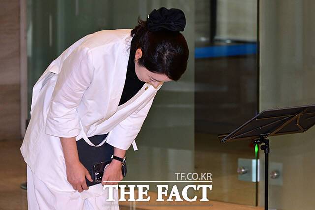 강선우 여성가족부 장관 후보자가 26일 오후 서울 종로구 이마빌딩에 마련된 인사청문회 준비 사무실로 출근하며 지명 소감 발표에 앞서 고개숙이고 있다. /남윤호 기자