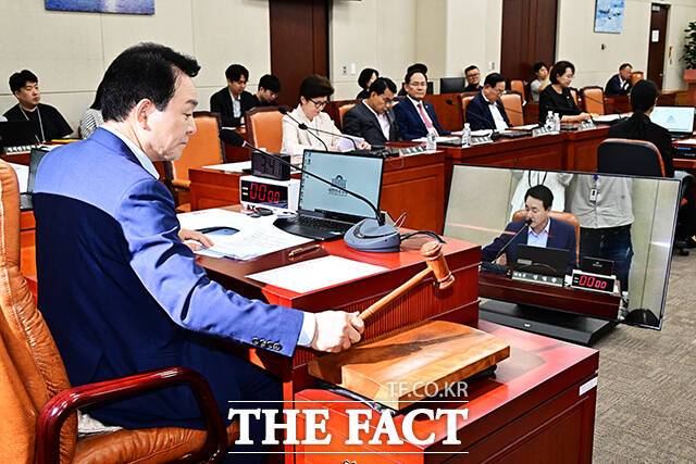 성일종 국방위원장이 26일 오후 서울 여의도 국회에서 열린 국방위원회 전체회의에 참석해 추경안을 의결하고 있다. /국회=배정한 기자