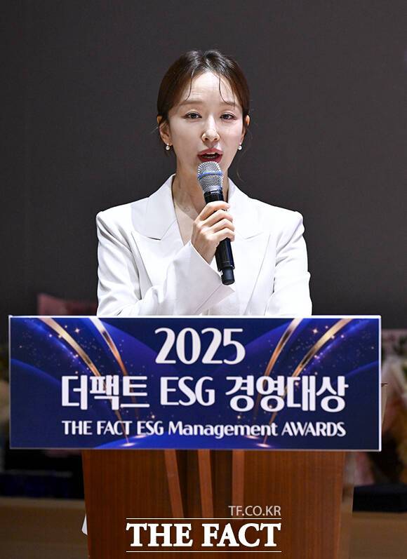 특종에 강한 신개념 대중 종합지 <더팩트>가 주최하는 '2025 ESG 경영대상' 시상식이 26일 오후 서울 영등포구 여의도 한국거래소(KRX) 컨퍼런스홀에서 열려 박선영 아나운서가 사회를 보고 있다. /장윤석 기자