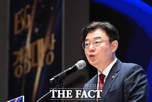 특종에 강한 신개념 대중 종합지 <더팩트>가 주최하는 '2025 ESG 경영대상' 시상식이 26일 오후 서울 영등포구 여의도 한국거래소(KRX) 컨퍼런스홀에서 열려 김성원 국민의힘 의원이 축사를 하고 있다. /박헌우 기자