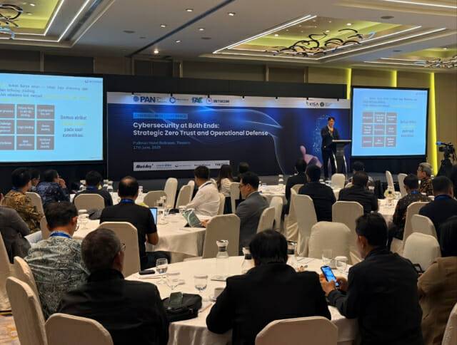 이재형 대표가 인도네시아 컨퍼런스에서 영어로 발표를 하고 있다.