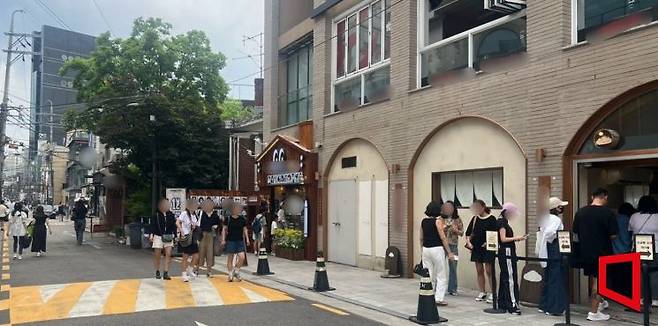 패션 플래그십 스토어뿐 아니라 다이닝 음식점, 브런치 카페, 베이커리 등에 사람들이 붐비는 모습. 이은서 기자
