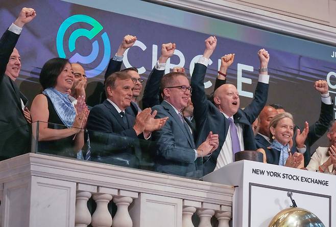 달러 기반 스테이블코인 USDC의 발행사 서클의 제러미 알레어(앞줄 오른쪽에서 둘째) CEO와 관계자들이 지난 5일 뉴욕증권거래소에서 서클 상장 행사에 참석했다./AP 연합뉴스