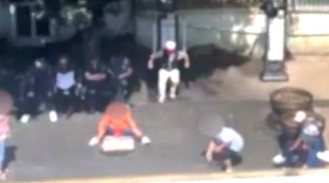 제주 서귀포 매일올레시장 내 공원에서 벌어진 상습 윷놀이 도박판./서귀포경찰서