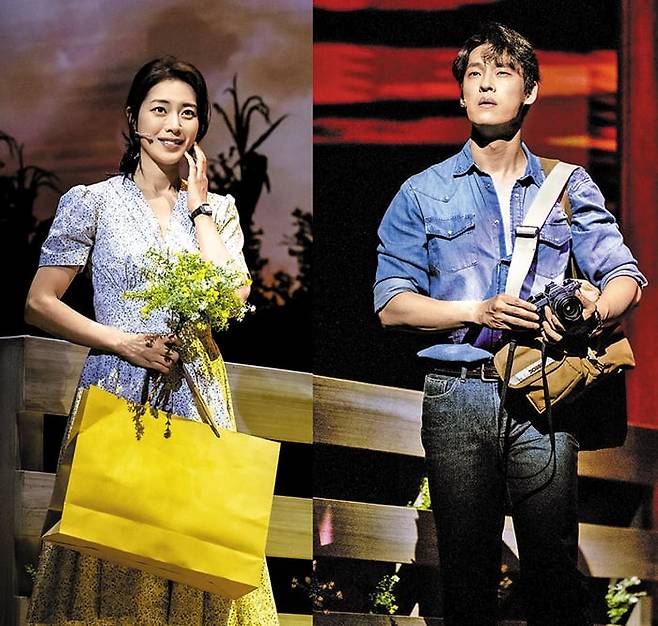 세 번째 시즌도 흥행 순항 중인 뮤지컬 ‘매디슨 카운티의 다리’에 처음 주역으로 합류한 우리 뮤지컬 대표 배우 조정은(왼쪽)과 최재림. 호소력 뛰어난 배우 조정은은 ‘눈물의 여왕’급 ‘프란체스카’를, 비범한 역할에서 뛰어났던 최재림은 비움과 절제로 한층 섬세해진 로버트를 보여준다. /쇼노트