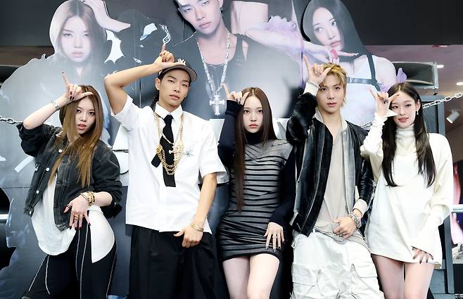 Five-member co-ed group ALLDAY PROJECT’s Bailey (from left), Tarzzan, Youngseo, Woochan, and Annie pose for photos at a pop-up store event. The group celebrates the release of their debut single “FAMOUS,” held on Jun. 23 at iloom iloom by U+ in Gangnam District, Seoul. /Courtesy of News1