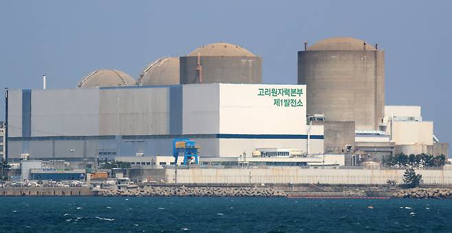 원자력안전위원회가 26일 본회의를 열고 국내 첫 상업 원자력발전소 '고리 1호기' 해체를 승인했다.고리 1호기는 587메가와트(MWe)급으로, 지난 1978년 4월 29일 국내에서 처음으로 상업운전을 시작한 원전이다. 원안위가 해체 승인을 의결하면 고리 1호기는 지난 2017년 6월 영구 정지된 이후 8년 만에 국내 최초로 해체 작업에 들어가게 된다. 지난 1972년 건설허가 이후로는 53년 만이다. 사진은 이날 부산 기장군 장안읍 고리 1호기(오른쪽 첫 번째) 모습. /뉴스1