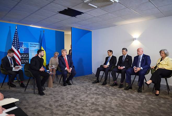 25일 나토 정상회의에서 만난 트럼프 대통령과 젤렌스키 대통령이 별도의 회담을 갖고 있다. 두 정상의 양옆에는 국방ㆍ안보 장관, 핵심 참모들이 앉았다./EPA 연합뉴스