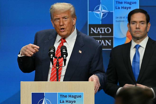 도널드 트럼프 미국 대통령이 6월 25일(현지시각) 네덜란드 헤이그에서 열린 NATO 정상회의에 참석한 뒤 기자회견을 하고 있다. / AFP 연합뉴스