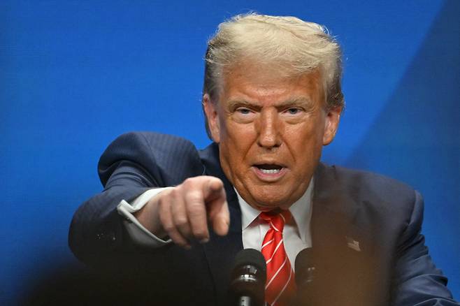 도널드 트럼프 미국 대통령이 6월 25일(현지시각) 네덜란드 헤이그에서 열린 NATO 정상회의에 참석한 뒤 기자회견을 하고 있다. / AFP 연합뉴스