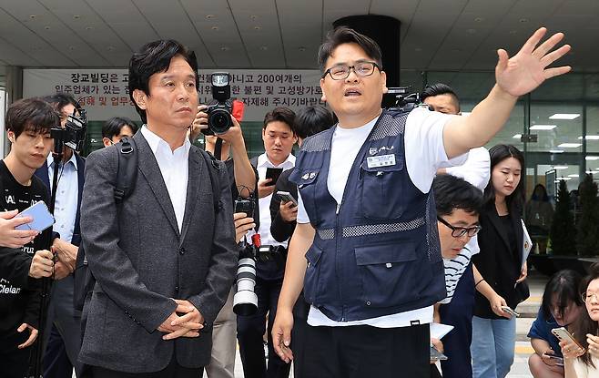 철도 기관사 출신 김영훈(왼쪽) 고용노동부 장관 후보자가 24일 오후 서울 중구 서울지방고용노동청 앞에서 집회 중이던 민주노총 금속노조 주얼리분회 조합원과 대화하고 있다. 김 후보자는 주 4.5일 근무제에 대해 "반드시 가야할 길"이라고 밝혔다. /뉴스1