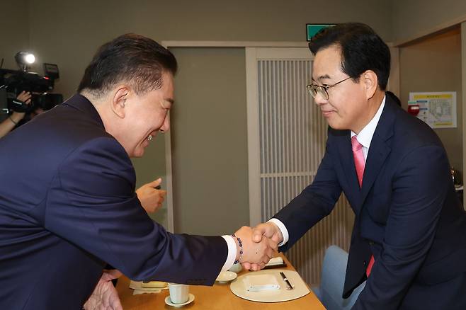 김병기 더불어민주당 원내대표(왼쪽)와 송언석 국민의힘 원내대표가 26일 서울 여의도의 한 식당에서 원구성 협상 관련 오찬 회동을 하며 인사하고 있다./뉴스1