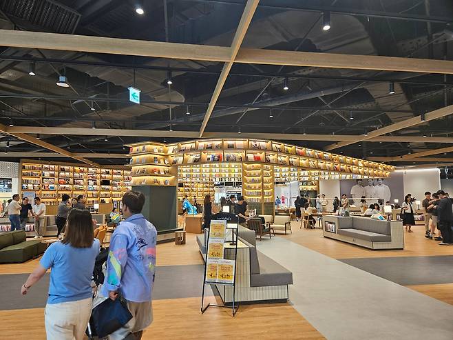 26일 오전 경기도 고양시 일산서구 스타필드 마켓 킨텍스점 지상 1층에 있는 '북 그라운드' 내부 전경. /정재훤 기자