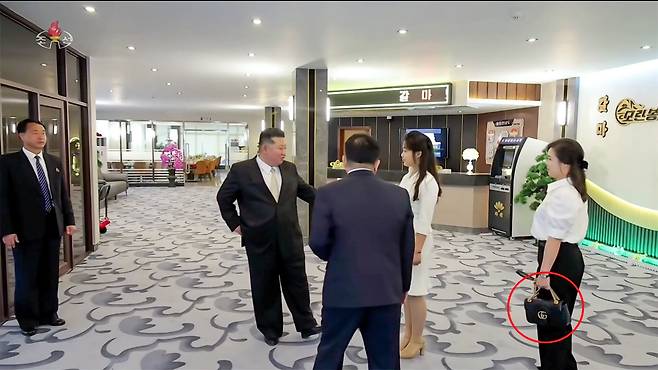 김정은 북한 국무위원장이 지난 24일 아내 리설주, 딸 주애와 함께 원산갈마해안관광지구 준공식에 참석했다. /조선중앙TV 화면 캡처