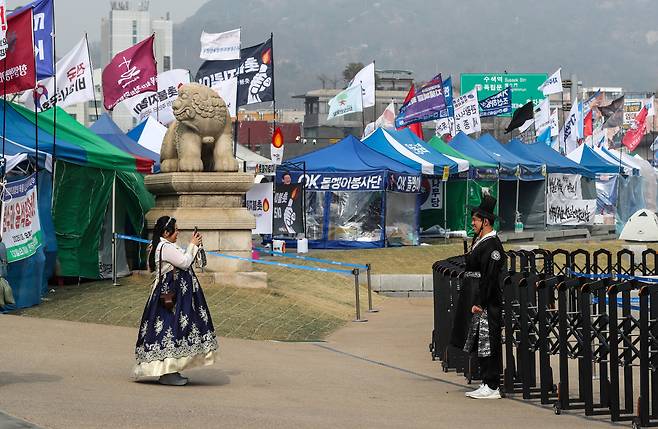 3월 25일 오전 경복궁 앞에 다수의 천막이 들어서 있다. 광화문에 관광온 외국인들은 신기한 듯 바라보며 사진을 찍기도 했다. /조선DB