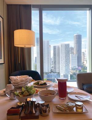 객실에서 식사를 즐길 수 있는 ‘인 룸 다이닝’ 서비스