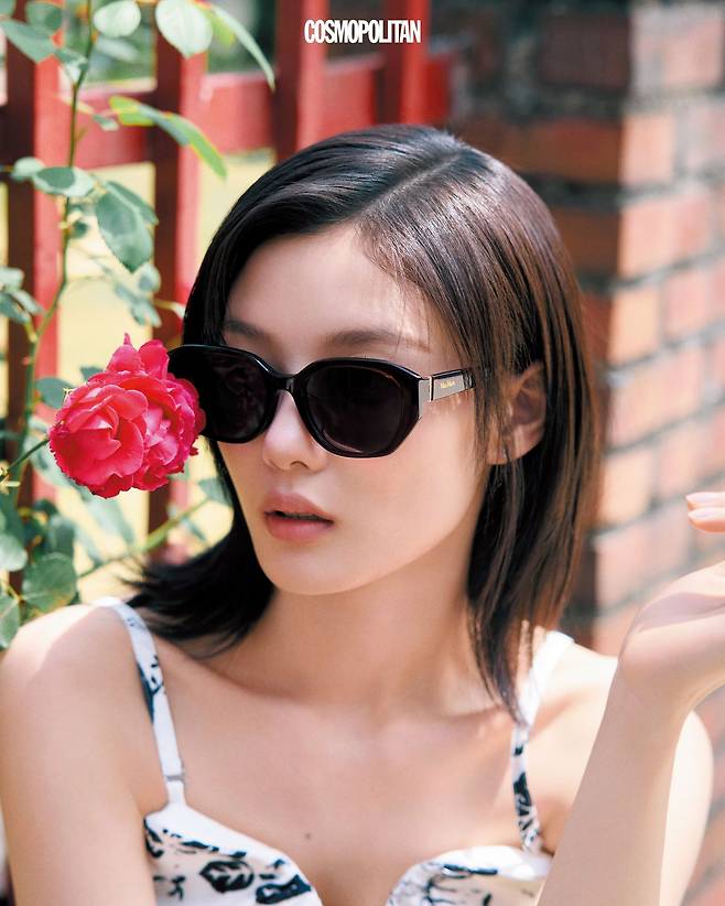 버건디 컬러 선글라스 26만원 Max Mara Eyewear by Marcolin. 실크 코르셋 톱 가격미정 Max Mara.