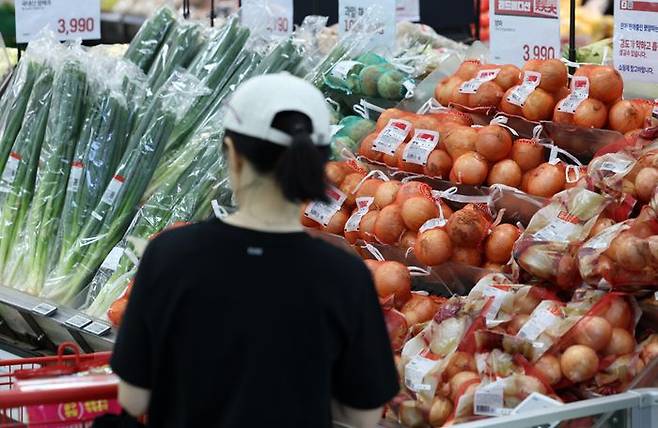 서울 한 대형마트에서 시민이 양파를 살펴보고 있다.ⓒ뉴시스